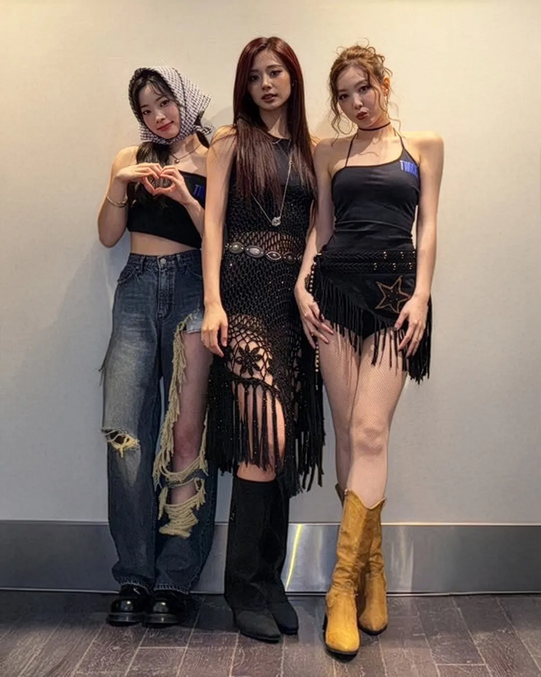 子瑜(中)以性感洞洞装搭配VIVAIA热门新款Rita靴。翻摄JYPETWICE X