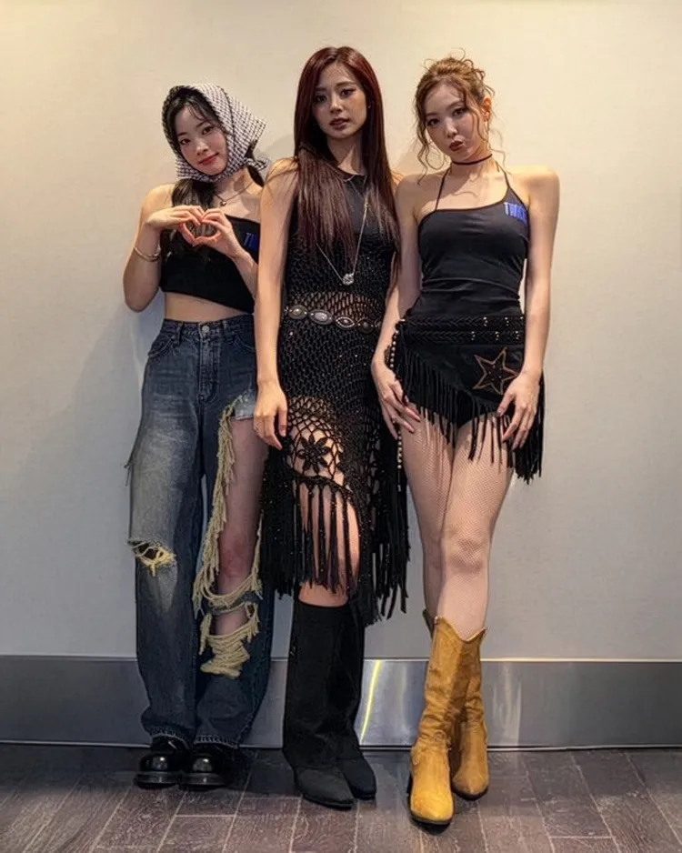 子瑜（中）以性感洞洞裝搭配VIVAIA熱門新款Rita靴。翻攝JYPETWICE X