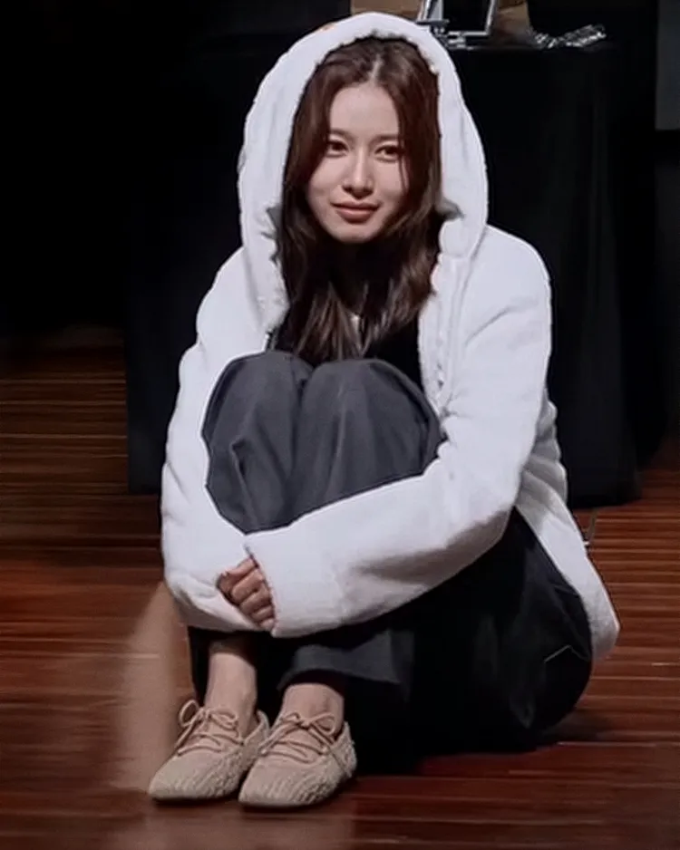 Sana則在見面會上穿著秋冬新款Miley瑪莉珍鞋。翻攝studio PARN