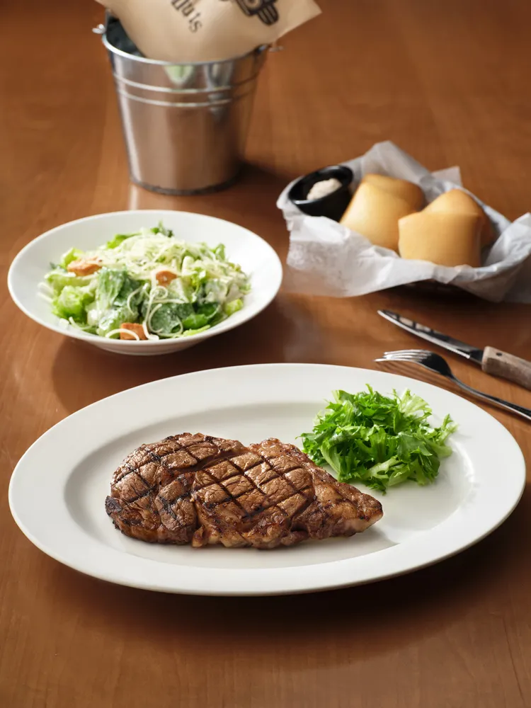 Texas Roadhouse德州鮮切牛排11週年慶以「肋眼嘉年華」為主題，集合各種不同尺寸的肋眼牛排，滿足想大啖好肉的心。業者提供