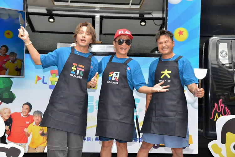 坤達(左起)宣布暫時退出《綜藝玩很大》,搭檔吳宗憲、KID不捨。三立提供