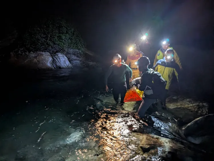 救難人員以人力搬運方式將墜谷受傷男子送下山就醫。花蓮縣消防局提供