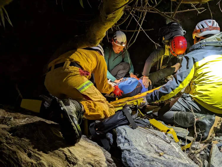 搜救人員將受傷男子固定包紮。花蓮縣消防局提供