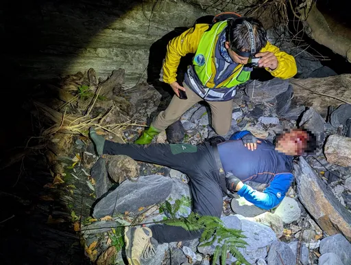 男登山客攀羊頭山墜溪谷失聯 警消漏夜搜救尋獲歷時6小時運下山