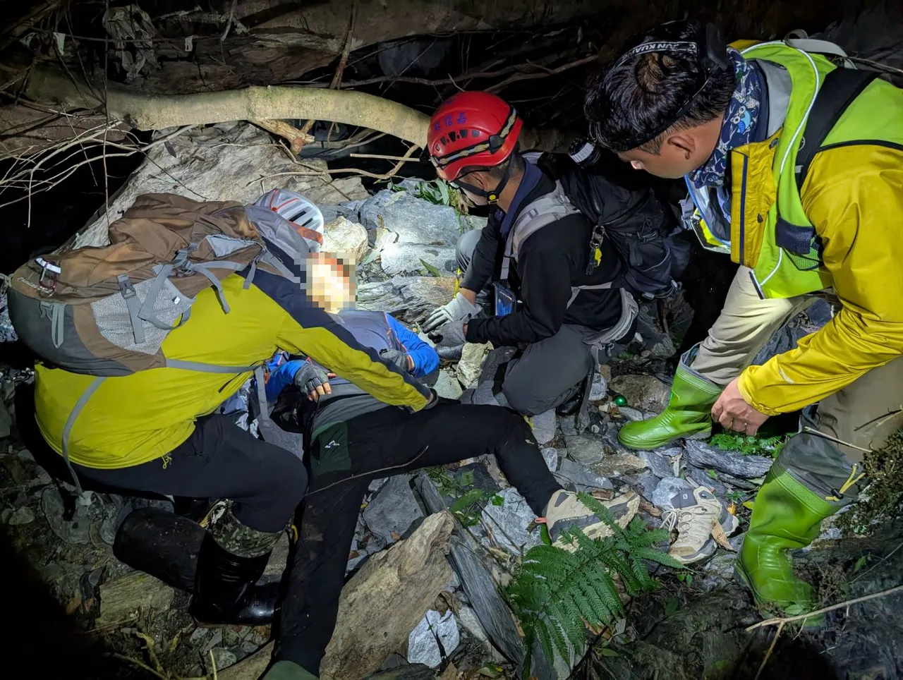救难人员发现坠谷失联男子尚有意识。花莲县消防局提供