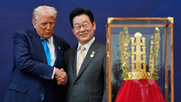 南韩总统李在明(右)赠送美国总统川普新罗国王王冠的仿制品。美联社