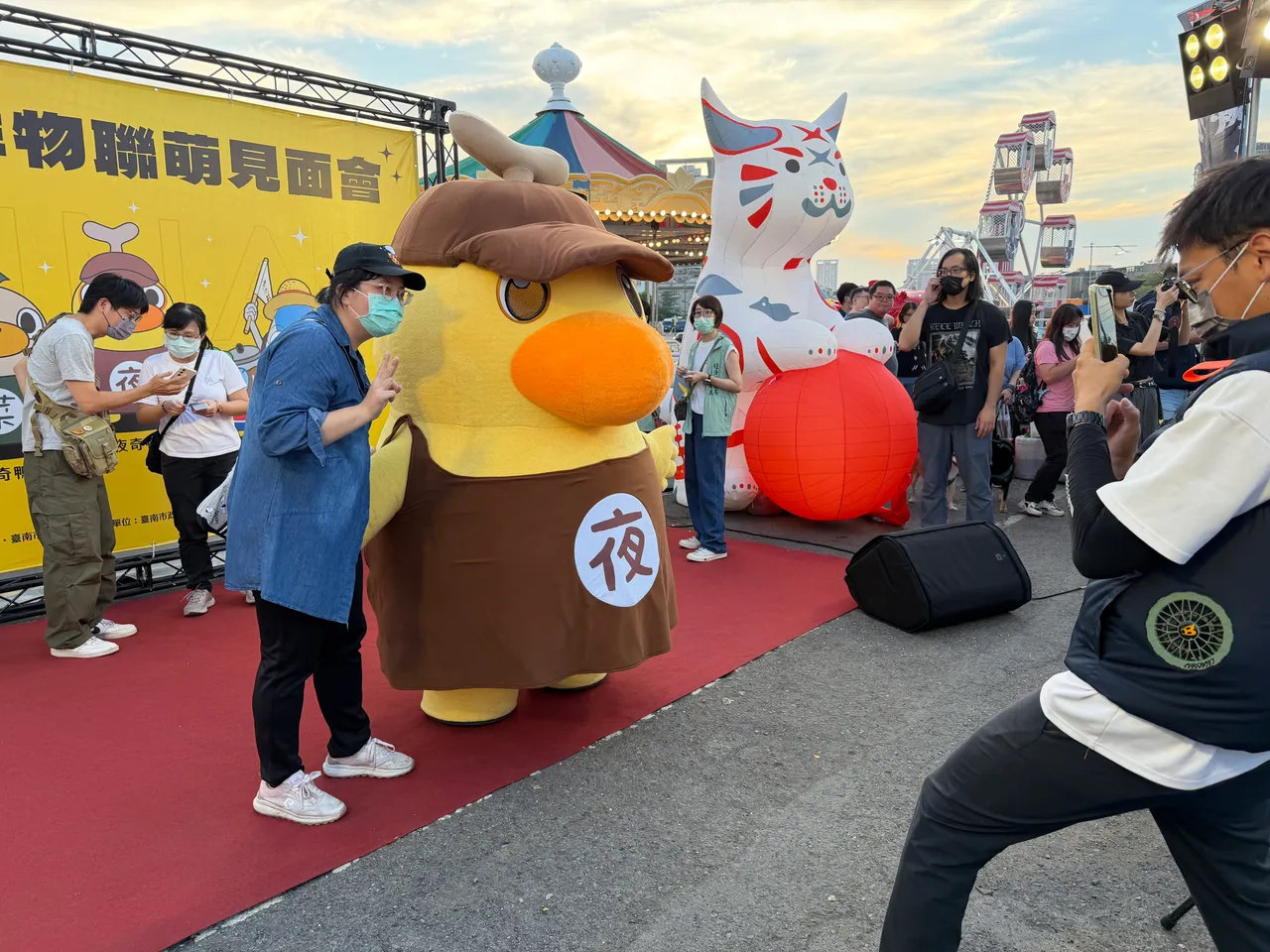 现场民众与吉祥物热情互动。南市府提供