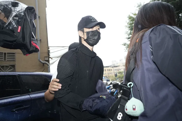 王大陸閃兵案第三波掃蕩，男團棒棒堂成員小杰遭檢警拘提到案。彭欣偉攝