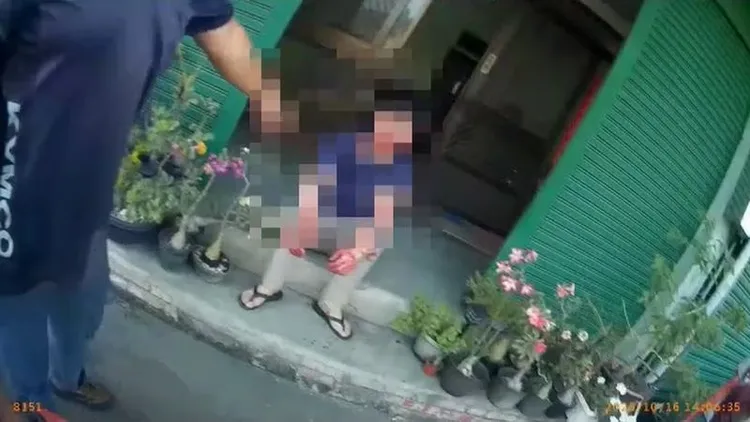 林男行凶後呆坐案發現場，被警方逮捕。民眾提供