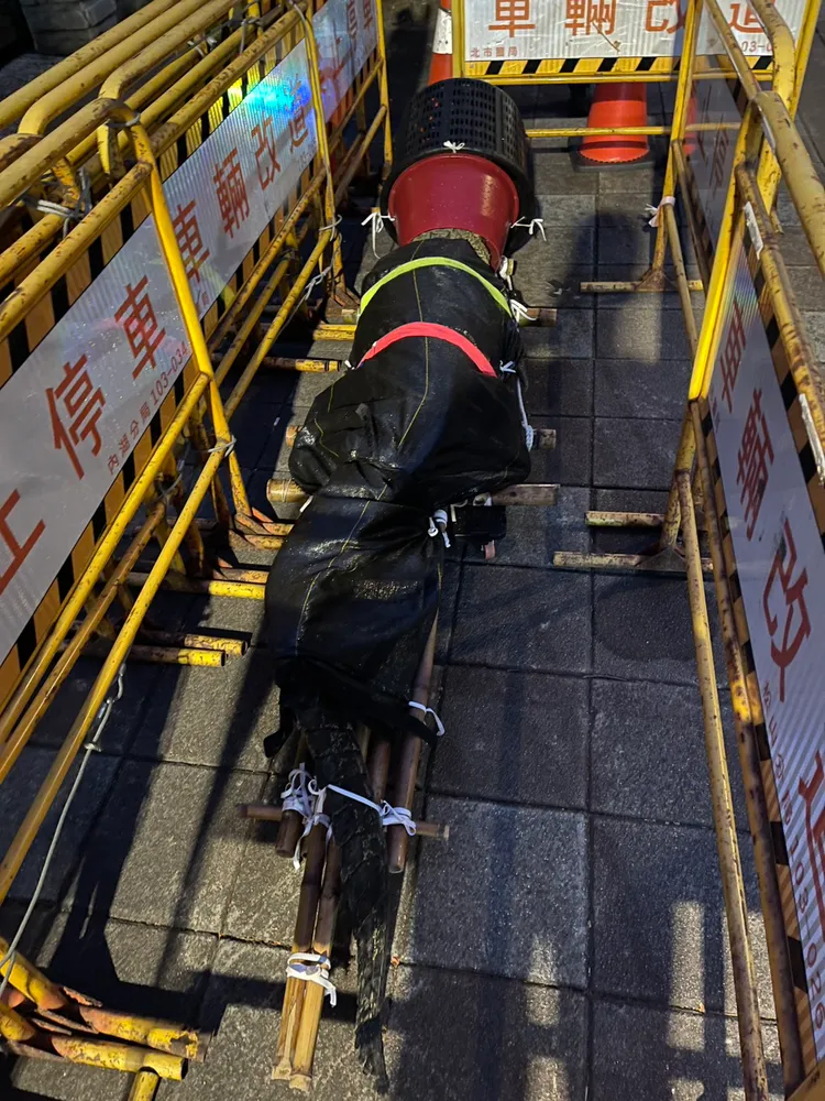 業者稱至立院陳抗時，沒造成現場交通問題、民眾恐慌等情況，還自行與警方搬拒馬圍住鱷魚，卻被拐騙回家。業者提供