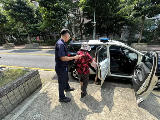 老婦失智症突發!獨自徘徊街頭 中壢暖警關懷助返家