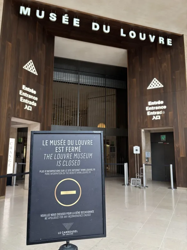 法國巴黎羅浮宮19日發生竊案，隨即閉館以便警方調查。4名竊賊闖入羅浮宮的「阿波羅長廊」展廳竊走8件「歷史價值無可估算」的展品。 中央社