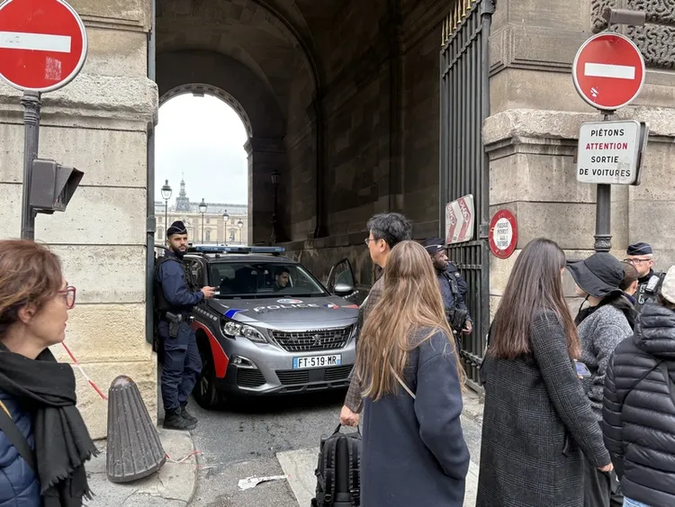 法國巴黎羅浮宮19日發生罕見竊案，警方隨即封鎖周圍並展開調查。4名竊賊闖入羅浮宮的「阿波羅長廊」展廳竊走8件「歷史價值無可估算」的展品。 中央社