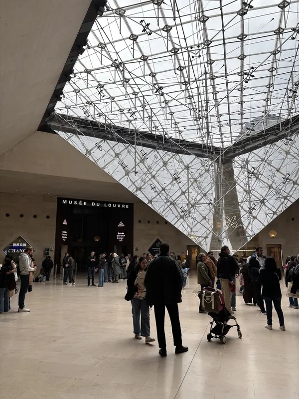 法國巴黎羅浮宮19日發生竊案，隨即閉館，許多遊客早早安排參觀卻無法進入。4名竊賊闖入羅浮宮的「阿波羅長廊」展廳竊走8件「歷史價值無可估算」的展品。中央社