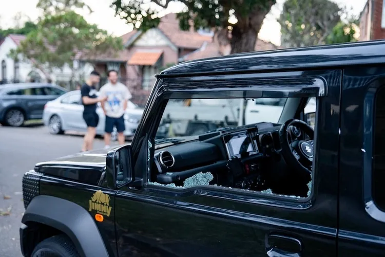 路過車輛被子彈擊中。翻攝自ABC新聞