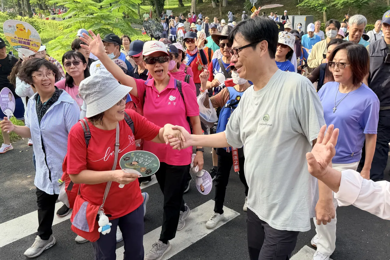 高雄市长陈其迈与到场民众热情互动,他自豪的说,高市绿地面积比纽约中央公园更大。高市府提供