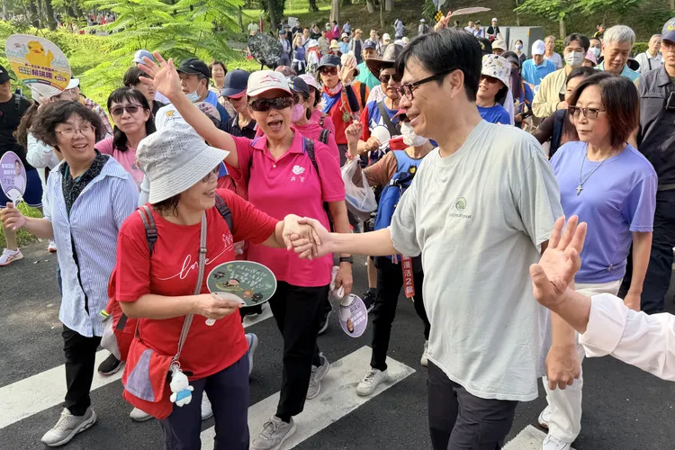 高雄市長陳其邁與到場民眾熱情互動，他自豪的說，高市綠地面積比紐約中央公園更大。高市府提供