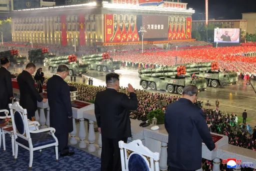 跟世界強國嗆聲?金正恩閱兵展示新型「火星-20」洲際導彈
