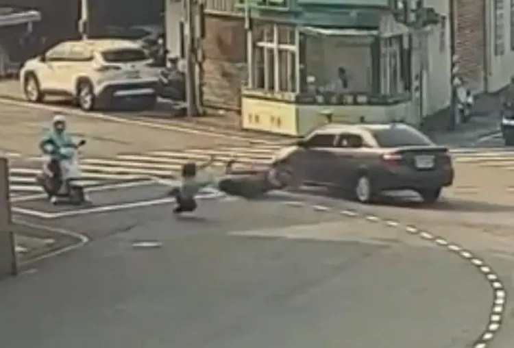 女騎士倒地。翻攝畫面