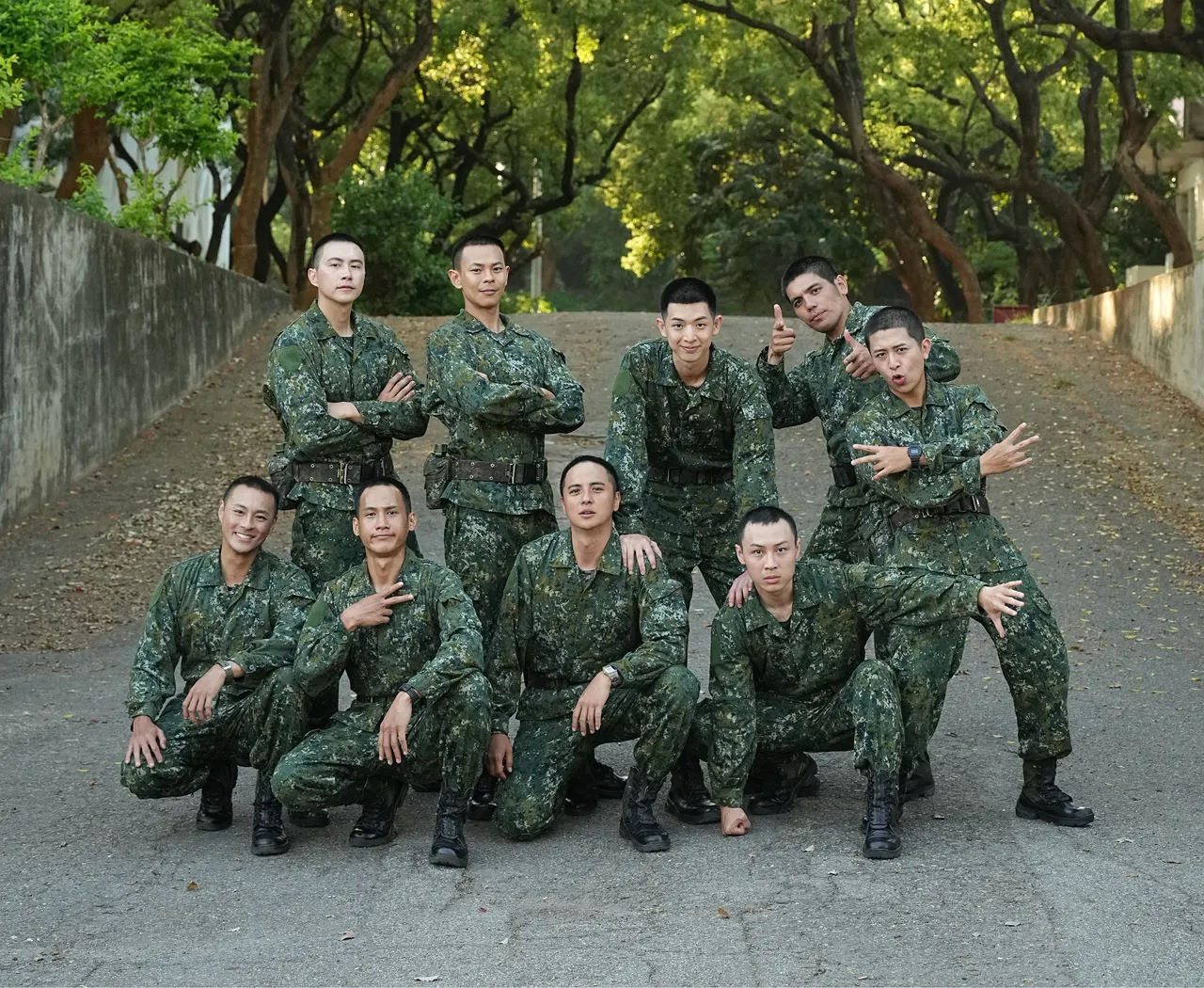 潘君仑(后排左起)、孙绽、林亭翰。、黄恩赐、盖瑞、孙其君(后排左起)、阿夫、曾子余、颜佑庭等,结训后还是常联络。台视提供
