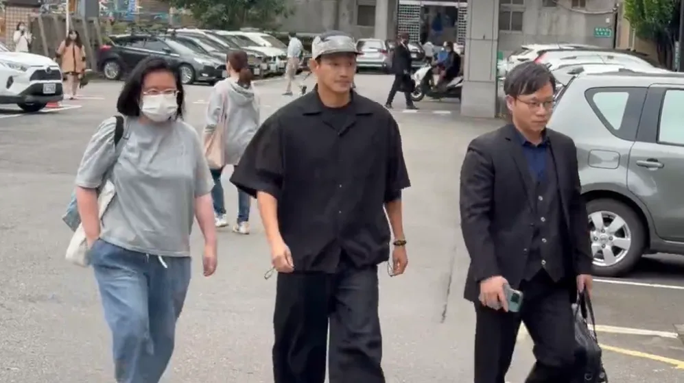 威廉涉「闪兵」被起诉,今日现身新北地院出庭,面对媒体三度鞠躬。张钦摄