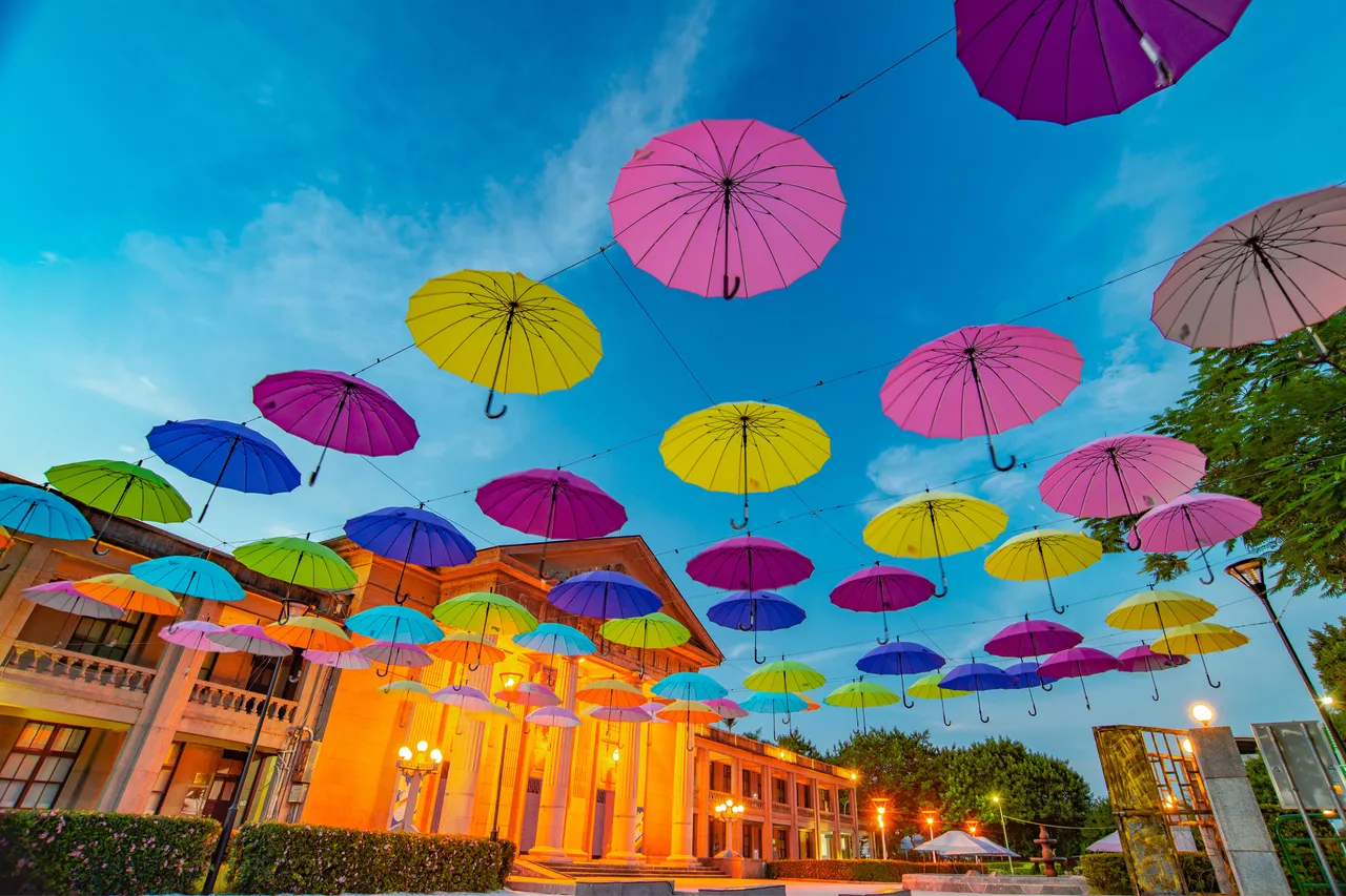 (red arrow up)「板桥435艺文特区」环绕绿地与喷泉，搭配缤纷伞景与艺术展，是全家共享探索乐趣的绝佳去处。观光局提供