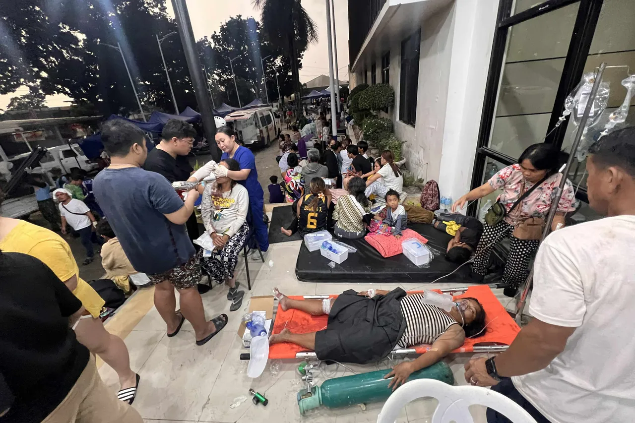 逃至戶外的民眾餘悸猶存。美聯社