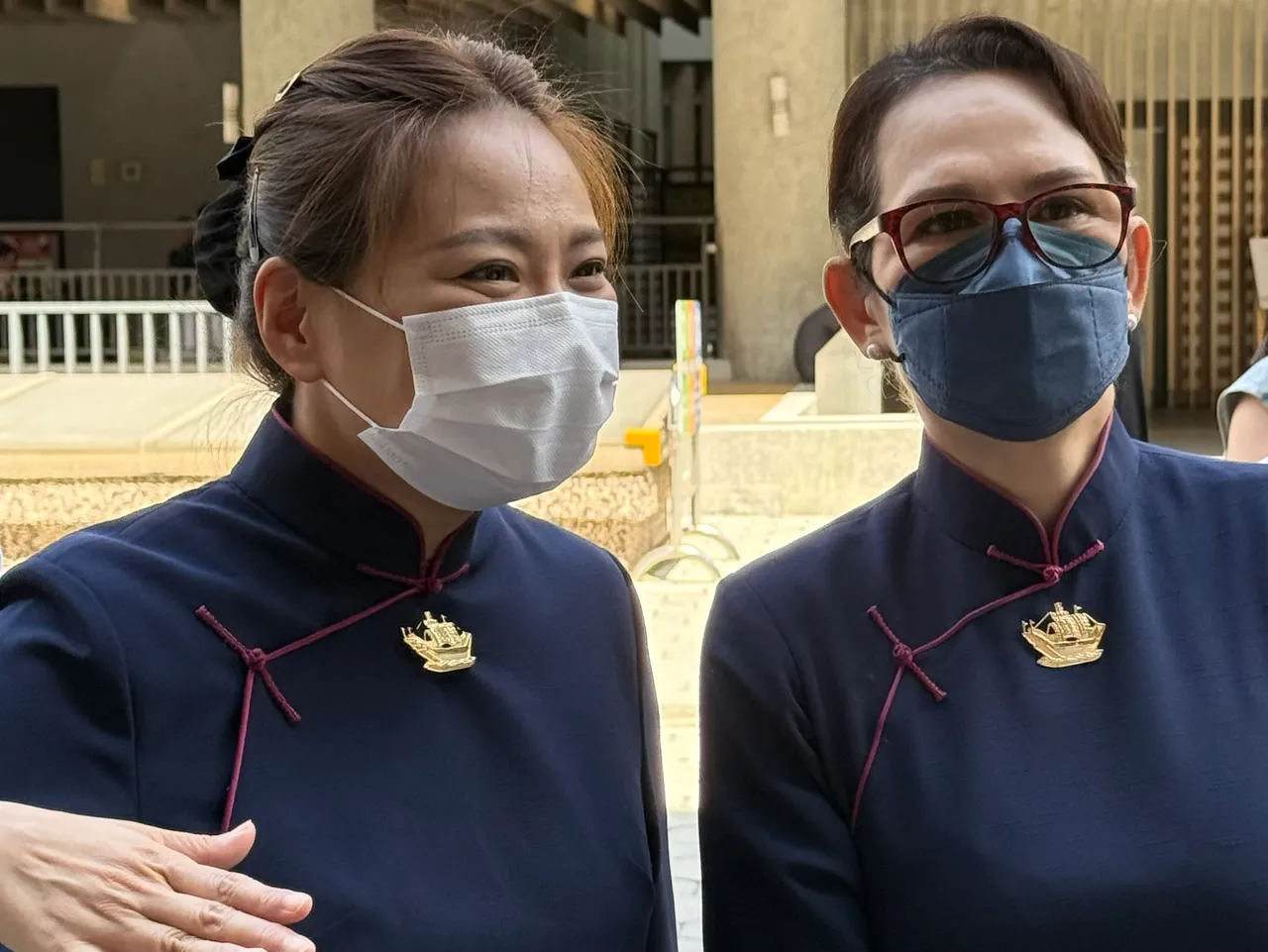 林嘉俐(左)和席曼宁今天现身林义雄告别式致哀。张瑞振摄