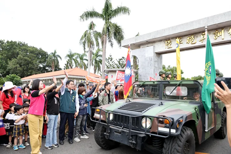永康砲校最后一批部队今天离开，迁往关庙汤山营区，台南市长黄伟哲、在地乡亲到场送别。南市府提供
