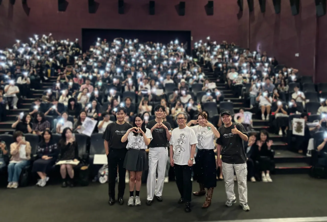 李秉宪(左起)、孙艺真、朴喜洵、导演朴赞郁、廉惠兰、李星民宣传《征人启弑》。翻摄CJ ENM IG