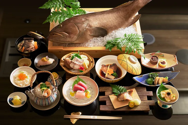 品嘗高質感料理饗宴，HAYASE日本料理餐廳尾牙春酒期間推出四人以上同行，凡消費3800元起+10%套餐，即享八折優惠。12月供應「夢幻之魚」九繪魚會席料理，限量預定。JR東日本大飯店台北提供