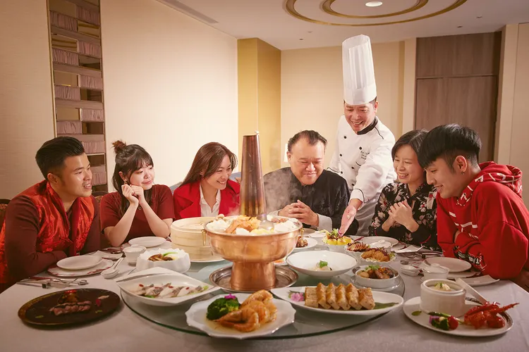 楊德興主廚掌杓的凱華樓中華料理餐廳尾牙春酒推出「磐龍宴席桌菜」每桌價格1萬9800元+10%，特別推薦凱華樓的招牌菜「御膳黃袍北京鴨」，每桌加價2000元享果汁無限暢飲。 JR東日本大飯店台北