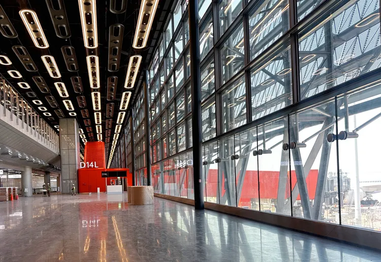 北登機廊廳開放式的候機區，有大面玻璃帷幕可欣賞飛機起降。桃機提供