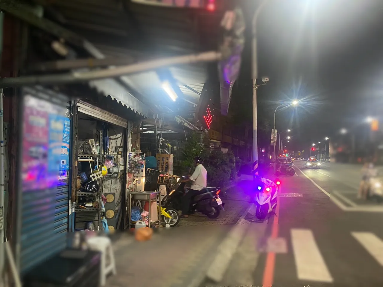 维修冷气行的神明桌金饰遭窃,网路PO出监视器画面追一名骑脚踏车的疑犯。翻摄画面