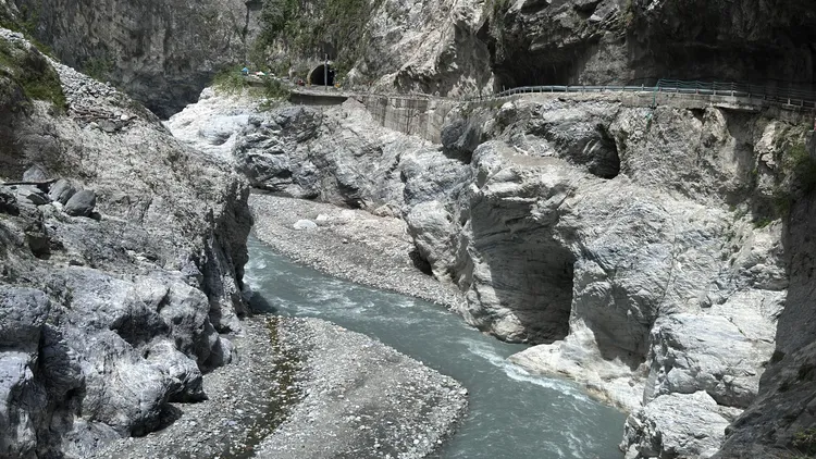 靳珩隧道西口河水混濁。太管處提供