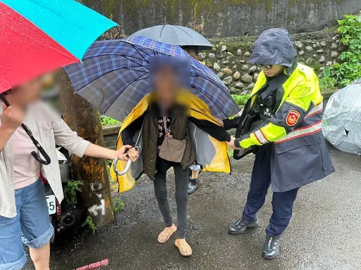 失智老妇雨中迷途 警民伸援助返家