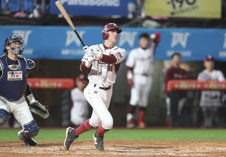 陳晨威擊出關鍵全壘打。   中央社