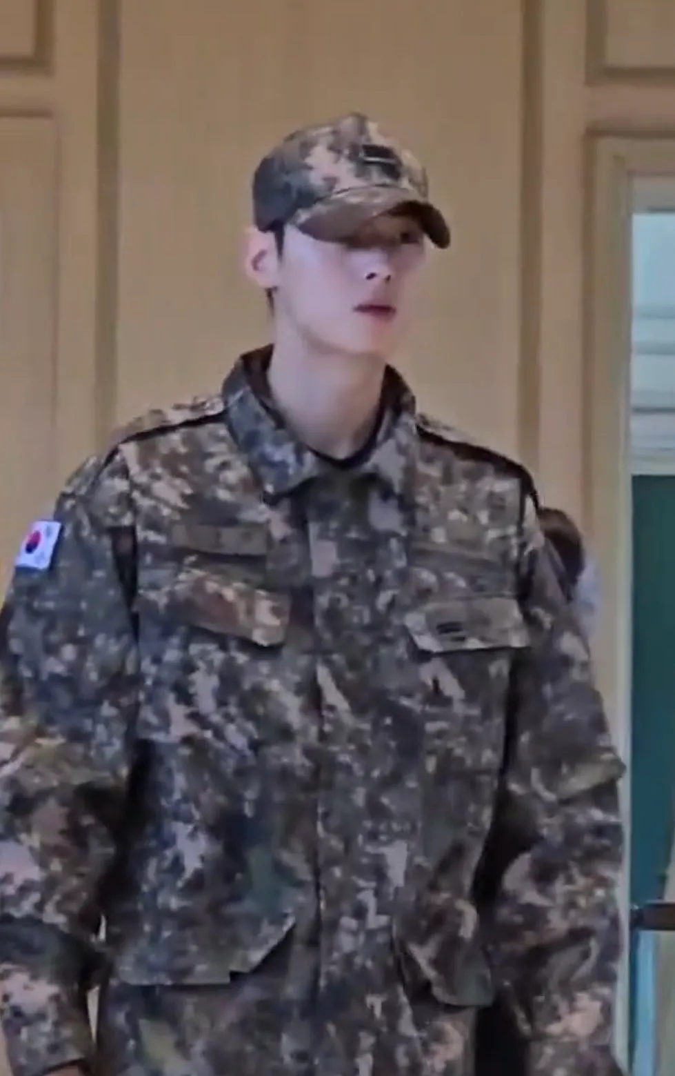 车银优入伍3个月,军装打扮被赞像在拍韩剧。翻摄X