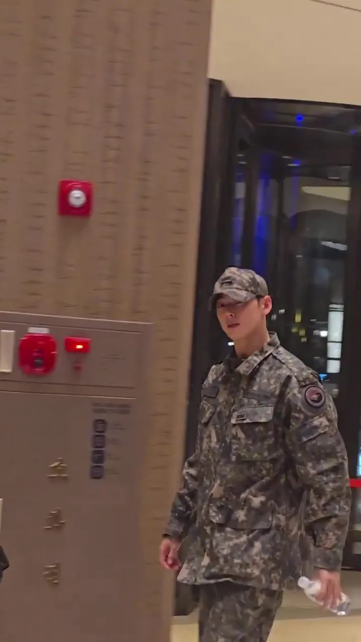 車銀優是軍樂隊號角隊的歌手兵，被派去支援APEC晚宴。翻攝X