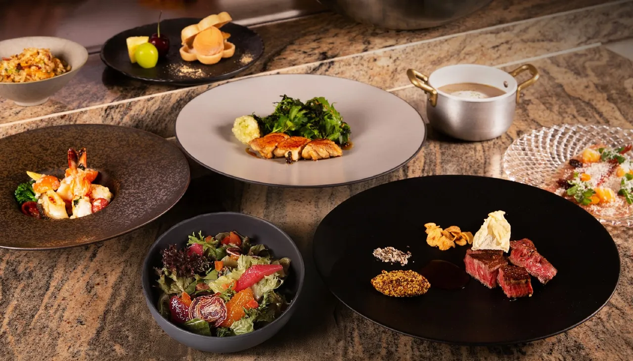 台北万豪酒店2025 ITF台北国际旅展,顶级铁板烧Mark's Teppanyaki平日午间海陆套餐单人券,含开胃菜、主厨例汤、季节沙拉、澎湖明虾、双主菜日本A3和牛及香煎鸡腿排、经典招牌炒饭、时令水果和手作甜品,每张2400元,约73折。业者提供