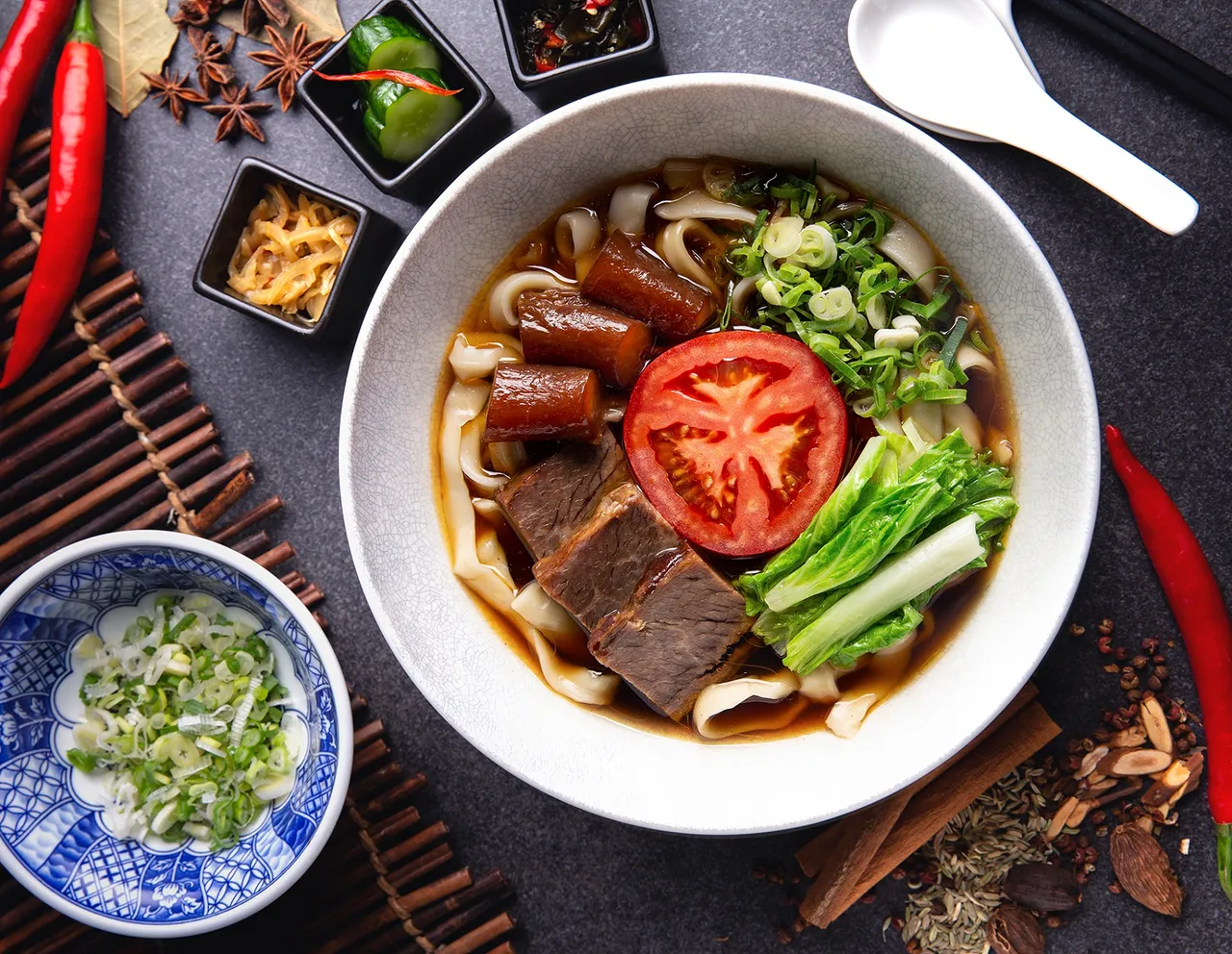 台北万豪酒店2025 ITF台北国际旅展,今年首次推出西华汇精选外卖商品提货礼券,每份2500元,83折。可购买三节礼品、人气伴手礼、多款人气冷冻美馔。图为半筋半肉牛肉面礼盒。业者提供