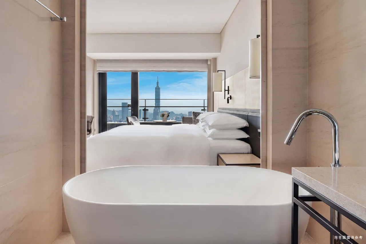 台北万豪酒店2025 ITF台北国际旅展,实体旅展限定贩售的「豪享天际」一泊一食住宿券,每张6699元,享双人入住天际景观客房一晚与丰盛早餐两客,相当于27折。业者提供