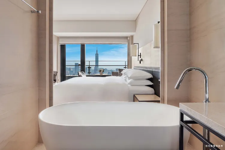 台北萬豪酒店2025 ITF台北國際旅展，實體旅展限定販售的「豪享天際」一泊一食住宿券，每張6699元，享雙人入住天際景觀客房一晚與豐盛早餐兩客，相當於27折。業者提供