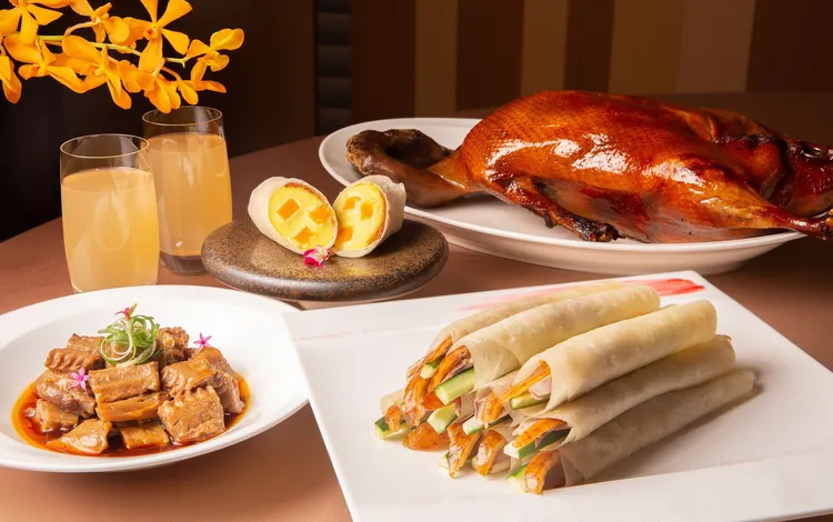 台北萬豪酒店2025 ITF台北國際旅展，擁有獨立包廂，適合家庭聚會、公司宴客的宴客樓中餐廳，推出招牌「平假日冠軍烤鴨三重奏」餐券，原價4378元，旅展價每張3580元，約82折。業者提供