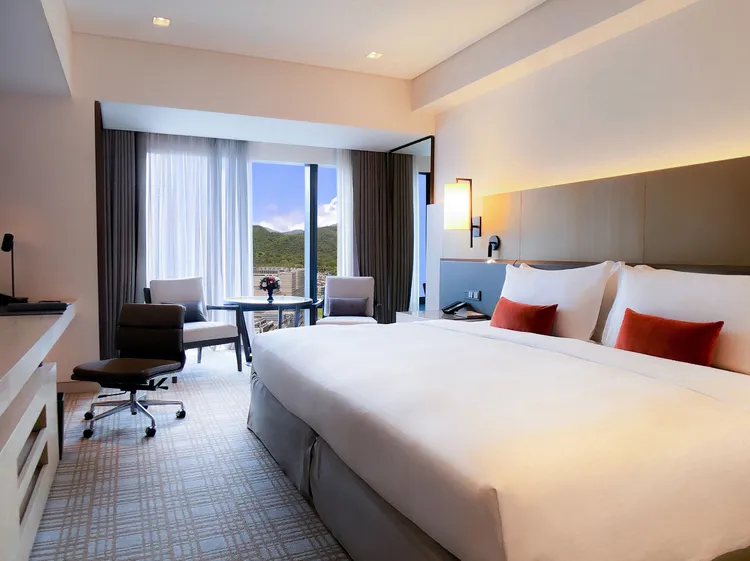 台北万豪酒店2025 ITF台北国际旅展,实体旅展限定贩售的「经典假期」一泊一食住宿券。每张5566元。每日下午3时至4时开放抢购,每日限量50张。享双人入住经典客房一晚与丰盛早餐两客。业者提供