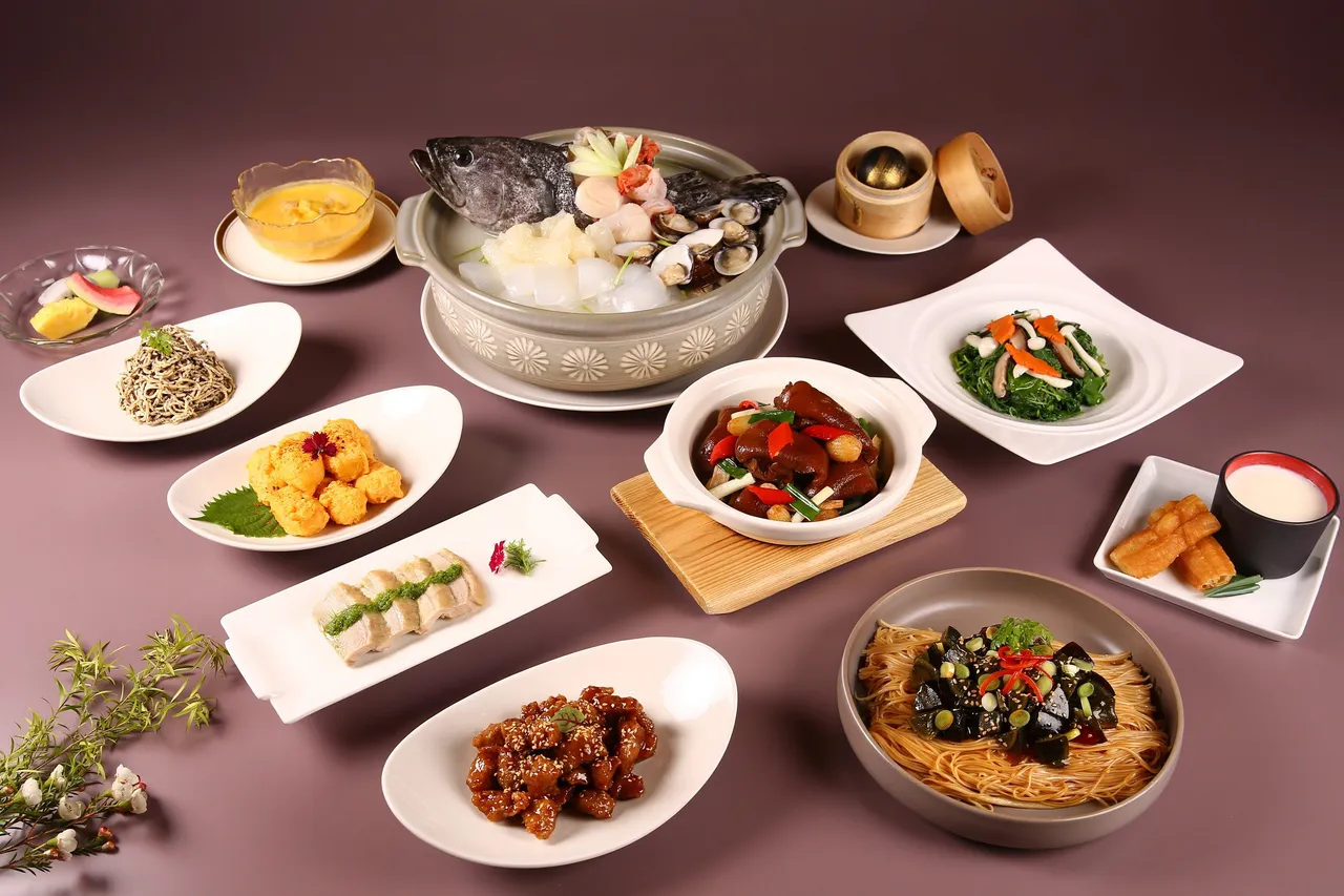 台北万豪酒店2025 ITF台北国际旅展,多人聚餐首选宴客楼中餐厅「平假日龙虎海鲜锅四人合菜券」,包含人气经典料理「龙虎海鲜锅」及熟客最爱「椒麻松花皮蛋面」等一整套精选美馔,每张4788元,约69折。业者提供