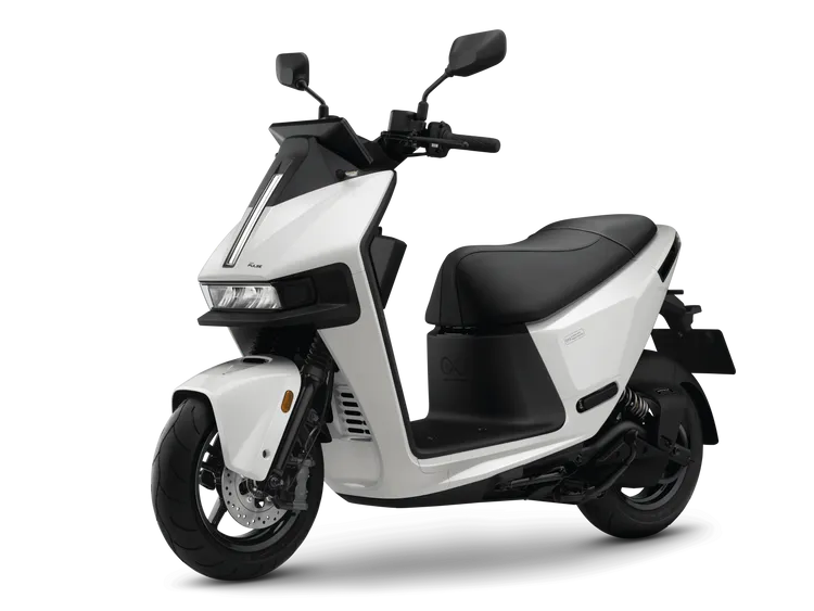 性能旗艦Gogoro Pulse及Pulse Pro指定車色車款現折1.5萬元，搭配政府電動機車補助最高可達6萬元。業者提供