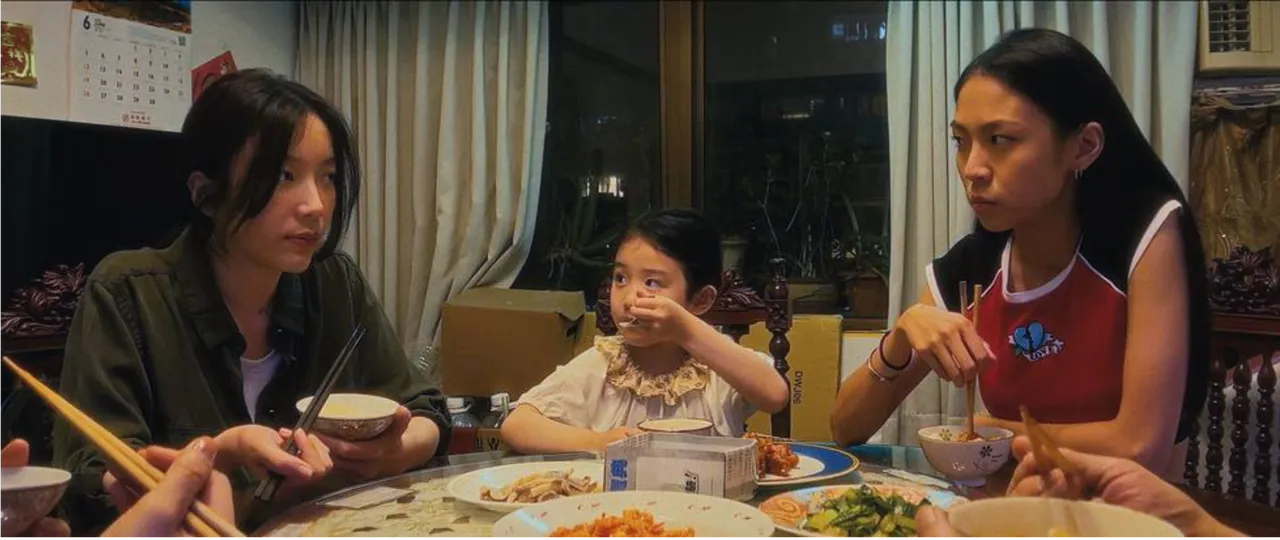 蔡淑臻(左起)与叶子绮、马士媛在《左撇子女孩》中饰演一家三口。光年映画提供
