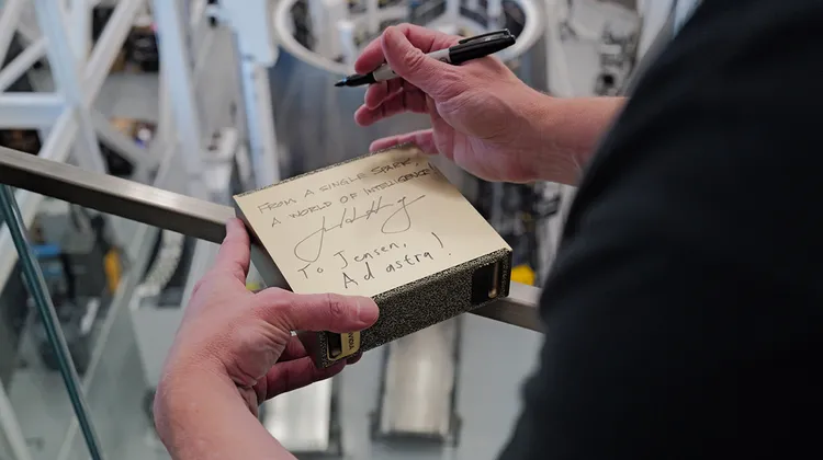 全球最小AI超級電腦DGX Spark正式出貨。NVIDIA提供