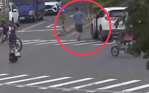 国中生放学被撞驾驶竟肇逃 凤山警调监视器画面以车追人